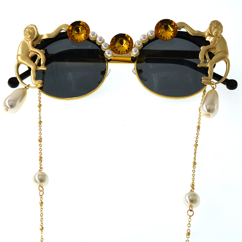 European and American exaggerated female trend board carved monkey pearl crystal sunglasses European station front cool sunglasses