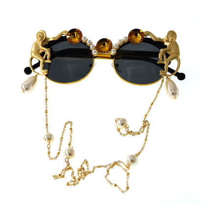 European and American exaggerated female trend board carved monkey pearl crystal sunglasses European station front cool sunglasses
